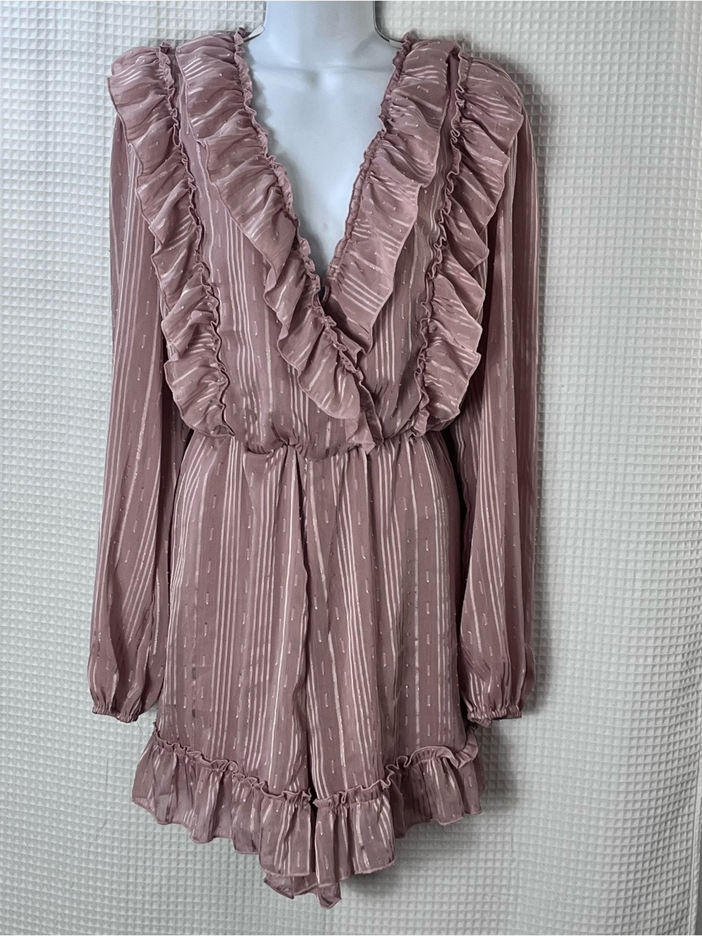 Fashion Nova Mauve Ruffled V-Neck Romper size XL (NWT)